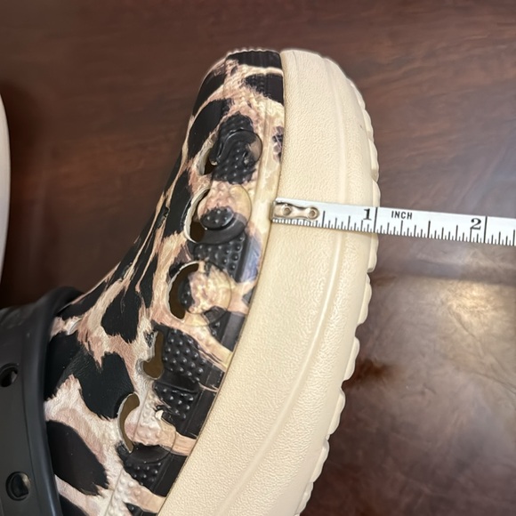 Women’s Size 8 Leopard Print CROCS - Picture 10 of 14